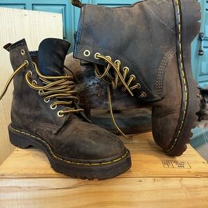 VINTAGE
MADE IN ENGLAND Dr. Martens Brown Leather Boots